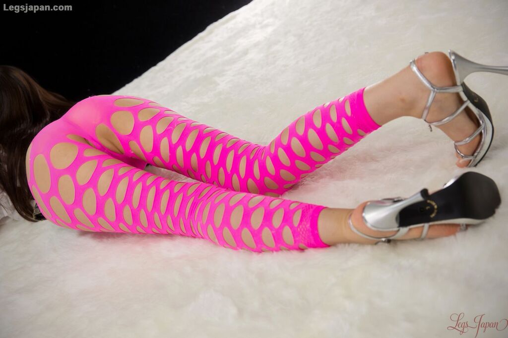 Kazuki yuu lying on her front wearing pink pantyhose high heels