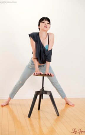 Matsuda Anna strips black top and jeans and lowers her panties