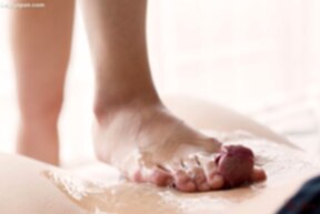 Yamazaki Honoka in bra and panties giving footjob with her bare feet