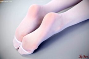 Beauty Yamazaki Honoka lowers panties and removes stockings to suck her toes